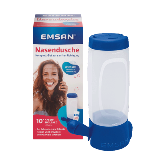 Die Packung der Emsan Nasendusche mit 10 Beuteln Nasenspülsalz. Davor der Nasenspülbehälter.