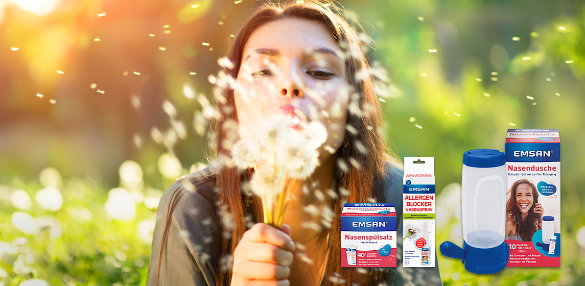 Eine Frau pustet eine Pusteblume. Davor die Packungen der Emsan Allergieprodukte