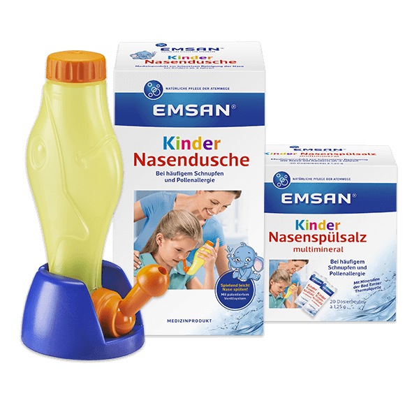 Die Packung der Emsan Kindernasendusche und des Emsan Kindernasenspülsalz multimineral. Davor der Spülbehälter der Emsan Kindernasendusche.
