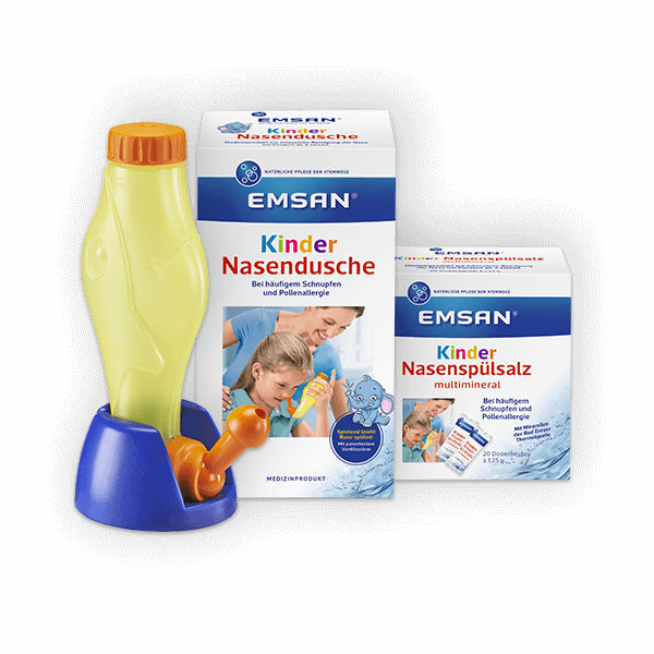 Die Packung der Emsan Kindernasendusche und des Emsan Kindernasenspülsalz multimineral. Davor der Spülbehälter der Emsan Kindernasendusche.