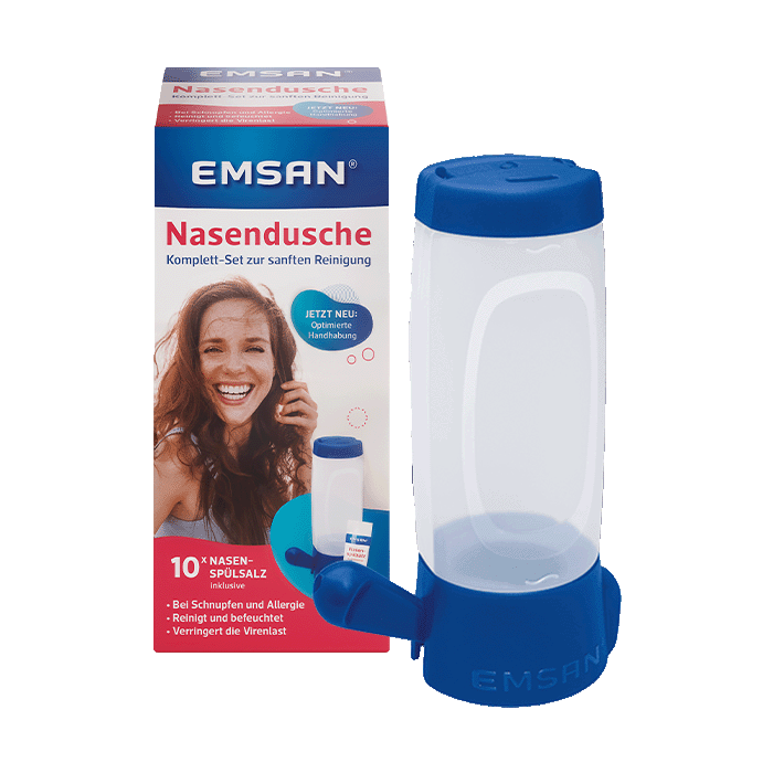 Die Packung der Emsan Nasendusche mit 10 Beuteln Nasenspülsalz. Davor der Nasenspülbehälter.