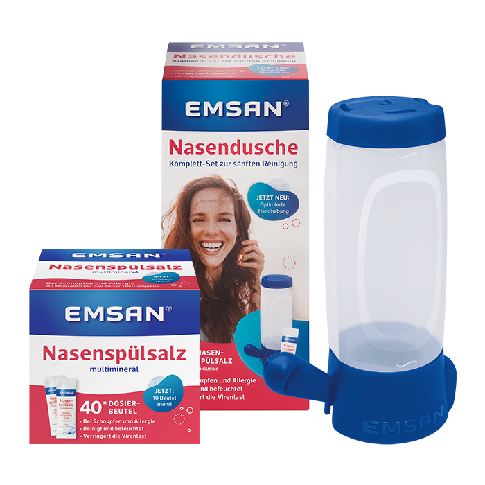 Die Packungen der Emsan Nasendusche und des Emsan Nasenspülsalz multimineral. Davor der Nasenspülbehälter.