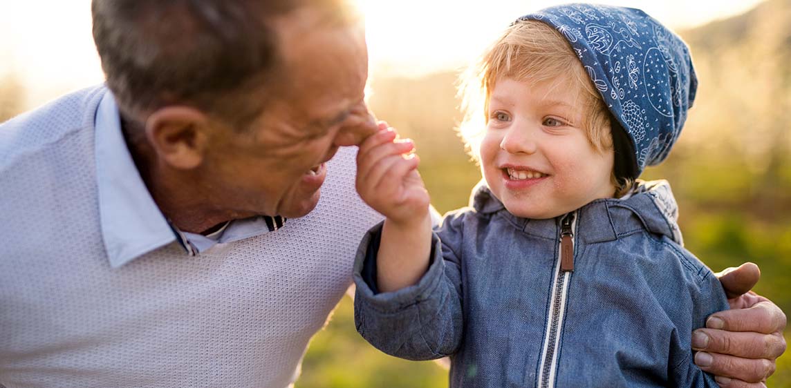 Emsan® Nasensprays & Co. – endlich frei durchatmen Ein kleiner Junge greift seinem Opa an die Nase.