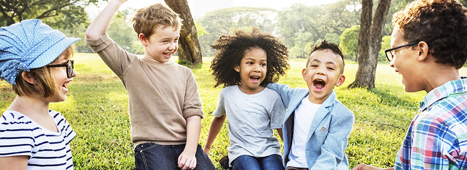 Endlich wieder Spaß in der Natur: Eine Hyposensibilisierung kann langfristig zu Besserung führen. Eine Gruppe Kinder spielt in der Natur miteinander.