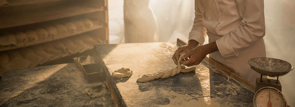 Mehlstaub in der Bäckerei kann zur Belastung werden. Mehlstaub in der Bäckerei kann zur Belastung werden.