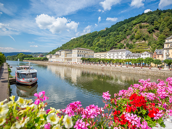 Das Unternehmen Emcur sitzt in der Kurstadt Bad Ems. Ansicht der Kurstadt Bad Ems bei frühlingshaftem Wetter.