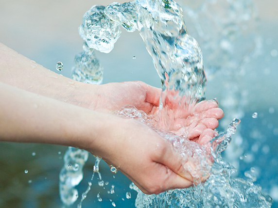 Emcur: Hoher Anspruch an Herstellung und Qualität Frisches Wasser fließt in zu einer Schale geformte Hände.
